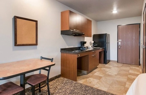 Grant Creek Hotel | Extended Stay Room w/Kitchenette & Comfy Bed Near Montana Attractions