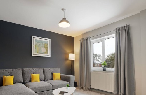 Doncaster House | Extended Stays Welcome| Sleeps 11 | FREE Parking