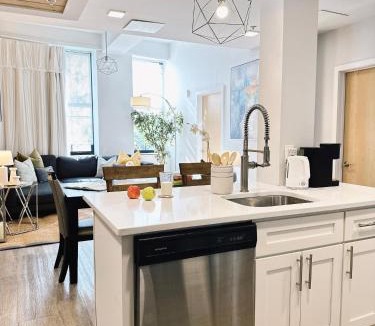 Downtown Apartment | Extra-Large Downtown 5B2B Apt, Kitchen and Laundry, Walk to Convention Center & PPAC