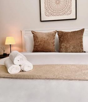 Downtown Apartment | Extra-Large Downtown 5B2B Apt, Kitchen and Laundry, Walk to Convention Center & PPAC