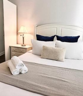 Downtown Apartment | Extra-Large Downtown 5B2B Apt, Kitchen and Laundry, Walk to Convention Center & PPAC