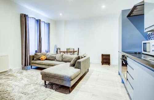 Maidstone Apartment | Extra Large Modern Studio Flat In Kent