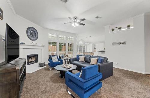 North Richland Hills House | Extraordinary Pool Villa - Outdoor fun, Near Stadiums