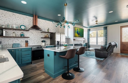 Mount Airy House | Extraordinary for Two | Stroll to Main St, Spa Shower, Soaking Tub, Hot Tub