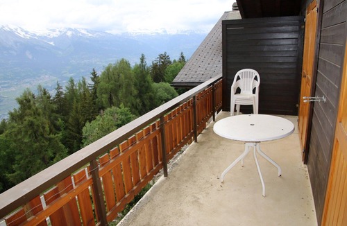 Sion Apartment | Extravagant apartment with view