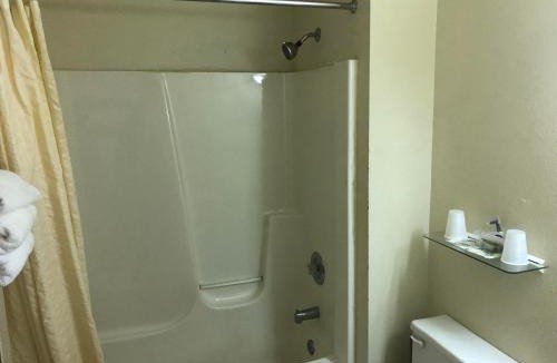Wauksaukee Hotel | Exxon Quik Stop & Motel