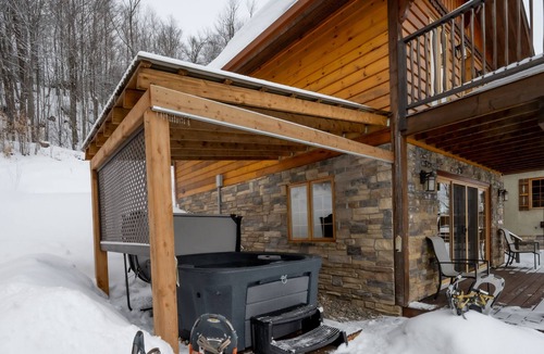 Sainte-Agathe-des-Monts Ski Chalet | Ezeras for 4 people with a hot tub