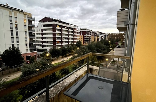 Ponts Jumeaux Apartment | Félicità T2 - Swimming pool - Parking - Netflix - 15 minutes walk from downtown