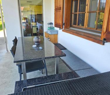 Sarn Apartment | Försterhaus Dalin Ferienwohnung Schweizer Alpen