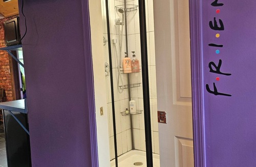 Barrington Apartment | F.R.I.E.N.D.S inspired studio in beautiful Barrington with WiFi, AC