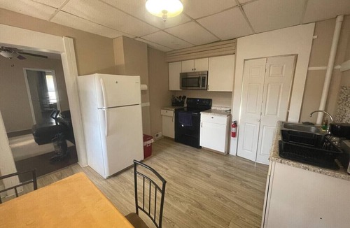 Downtown Syracuse Apartment | (F1) Convenient 3br Syracuse University apartment