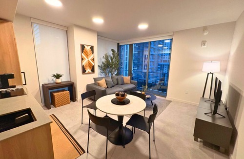 Downtown Miami Condo | F1008 - Modern Corner 1-Bdr Apt with Pool & Gym in Miami Downtown