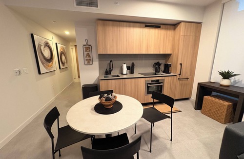 Downtown Miami Condo | F1008 - Modern Corner 1-Bdr Apt with Pool & Gym in Miami Downtown