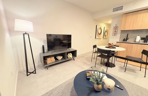 Downtown Miami Condo | F1008 - Modern Corner 1-Bdr Apt with Pool & Gym in Miami Downtown