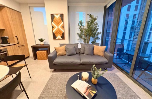 Downtown Miami Condo | F1008 - Modern Corner 1-Bdr Apt with Pool & Gym in Miami Downtown