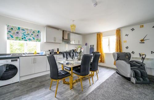 Batley Apartment | F1TR Luxurious & Comfy Stay
