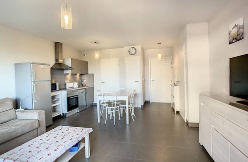 Palavas-les-Flots Apartment | F2 Apartment with Terrace, Shared Pool, Near Beach