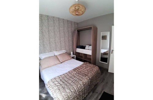 Saint-Martin-du-Littoral Apartment | F2, full sea view, close to the beach.