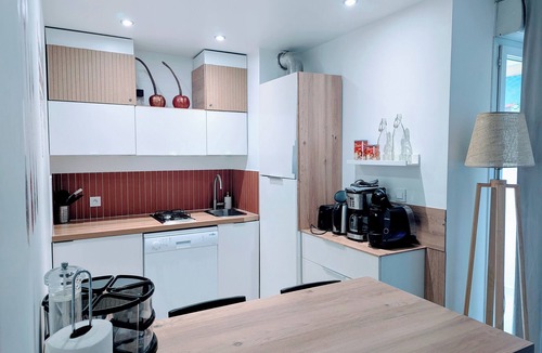 Aiguerelles Apartment | F2 garage,terrace,wifi,near town hall/train station/richter