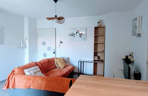 Aiguerelles Apartment | F2 garage,terrace,wifi,near town hall/train station/richter