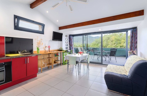 Ceret Cottage | F2 holiday home in a corner of paradise with private pool and Wi-Fi