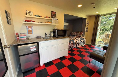 Medicine Park Apartment | F2 Rooftop View @InnHabit—Family & Couples Slp 8