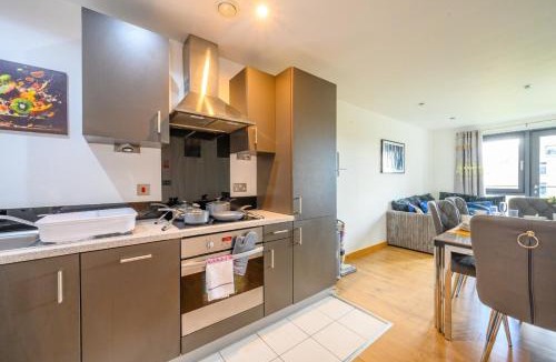 Saltaire Village House | F302 Lovely & Relaxing Stay With View