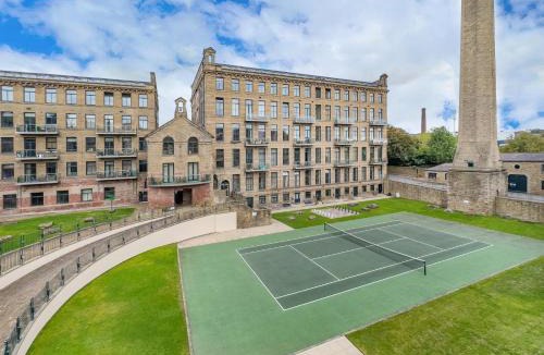 Saltaire Village House | F302 Lovely & Relaxing Stay With View