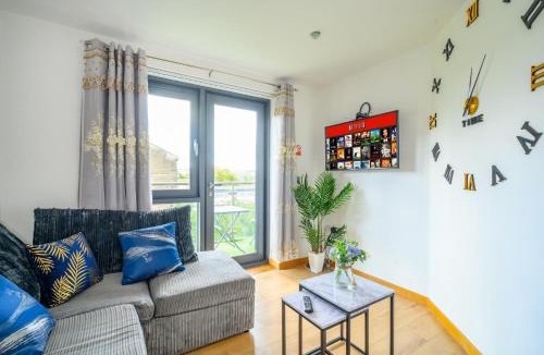 Saltaire Village House | F302 Lovely & Relaxing Stay With View