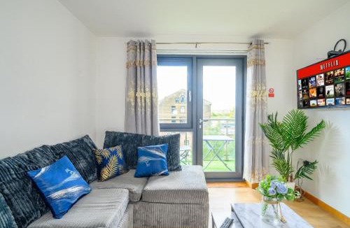 Saltaire Village House | F302 Lovely & Relaxing Stay With View