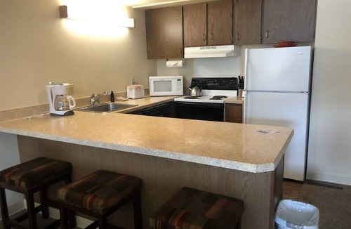 Wapato Point Apartment | F4 Poolside Condo with Mountain Views