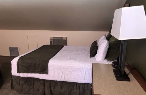 Wapato Point Apartment | F4 Poolside Condo with Mountain Views