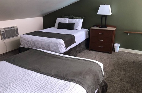 Wapato Point Apartment | F4 Poolside Condo with Mountain Views