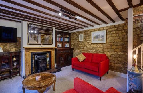Avon Dassett House | Fab 2-Bed Cotswolds Cottage with Private Courtyard