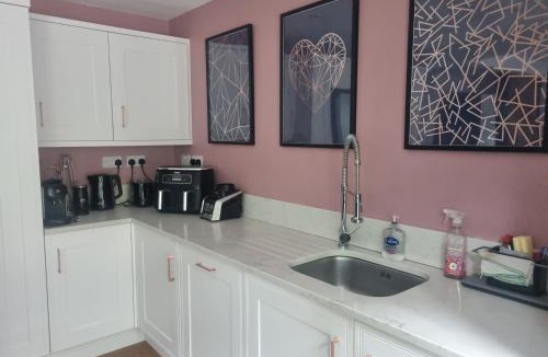 Peterborough House | Fab 2 double bed detached house