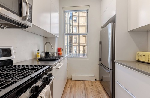 Ukrainian Village Apartment | FAB location. Gorgeous designer 2 bedroom,1 bath Apt Noho. LES.East Village
