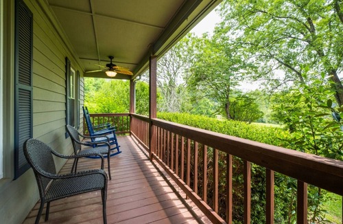 Faber House | Faber Hilltop Escape - Lake view near Routes 151 and 29, Wintergreen, Nellysford