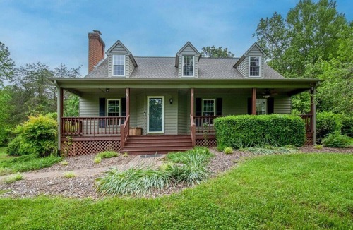 Faber House | Faber Hilltop Escape - Lake view near Routes 151 and 29, Wintergreen, Nellysford