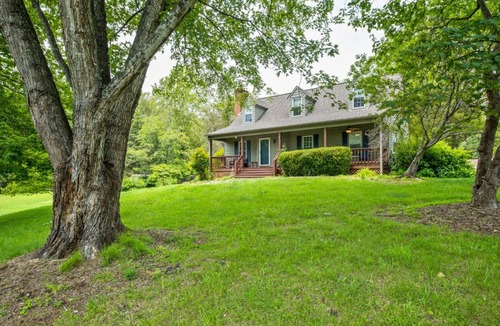 Faber House | Faber Hilltop Escape - Lake view near Routes 151 and 29, Wintergreen, Nellysford