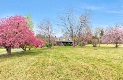 Faber House | Faber Hilltop Escape - Lake view near Routes 151 and 29, Wintergreen, Nellysford