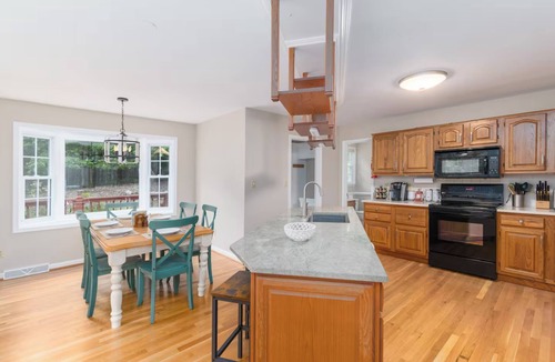 Faber House | Faber VA Hilltop Escape - On Route 151 - Sleep 10 - New Sauna, Firepit and Deck