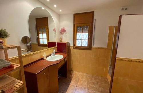 Sant Cugat del Valles House | Fabulosa Casa con Jardín, Ideal Para Familias que Visitan Barcelona