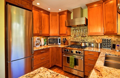 Lower Queen Anne Condo | FABULOUS 2BD CONDO - AC - PRIVATE DECK WITH VIEW - 5 STAR RATINGS