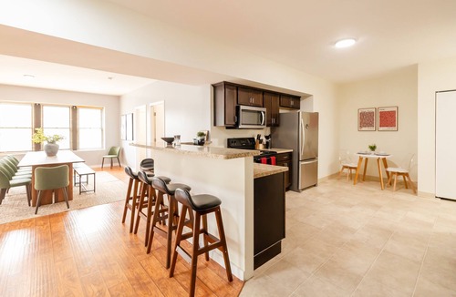 Tremont Apartment | Fabulous 3 Bed/2 Bath in Tremont w/Parking