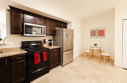 Tremont Apartment | Fabulous 3 Bed/2 Bath in Tremont w/Parking