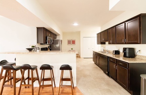 Tremont Apartment | Fabulous 3 Bed/2 Bath in Tremont w/Parking