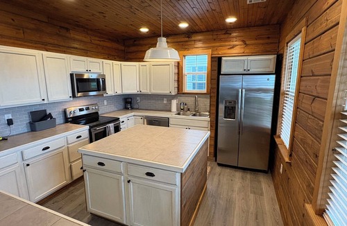 Eufaula Cabin | Fabulous 3-bedroom Lake lodge with AC in charming Eufaula