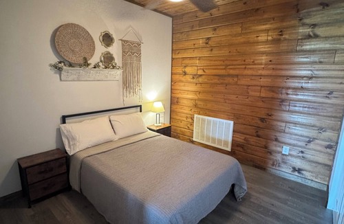 Eufaula Cabin | Fabulous 3-bedroom Lake lodge with AC in charming Eufaula
