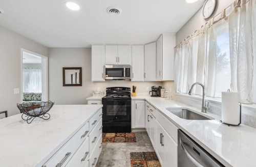 Rochester House | Fabulous 3BR Close to Airport