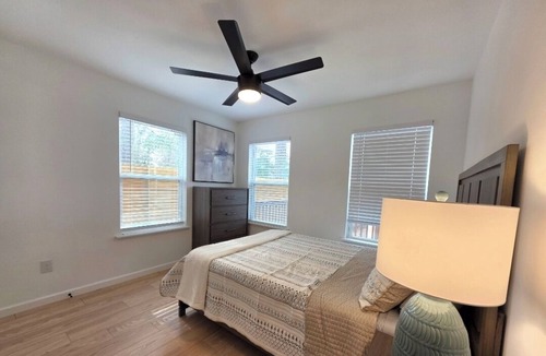 Montgomery House | Fabulous 4-bedroom 2.5 bath Lake Cottage